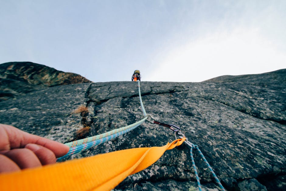 Práctica de nudo del ocho en cuerda de escalada